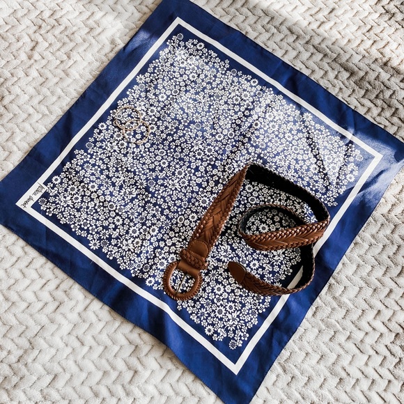 ๐ Vintage Square Blue Floral Scarf - Picture 1 of 3